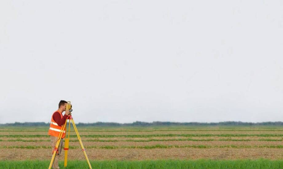 Dlaczego warto skorzystać z usług geodety przy zakupie działki?