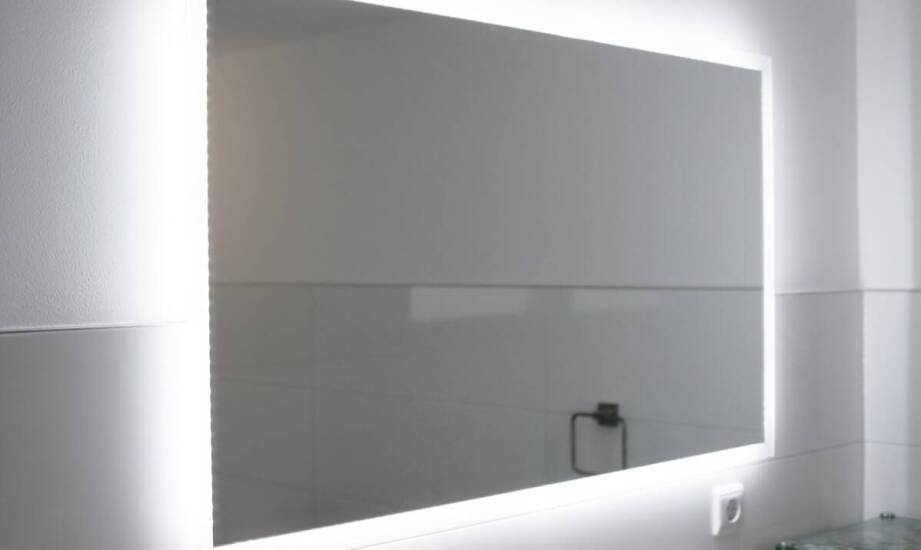 Funkcjonalność i estetyka – wybór oświetlenia do małych łazienek