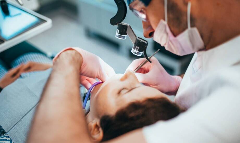 Jak mikroskop wpływa na precyzję leczenia protetycznego?