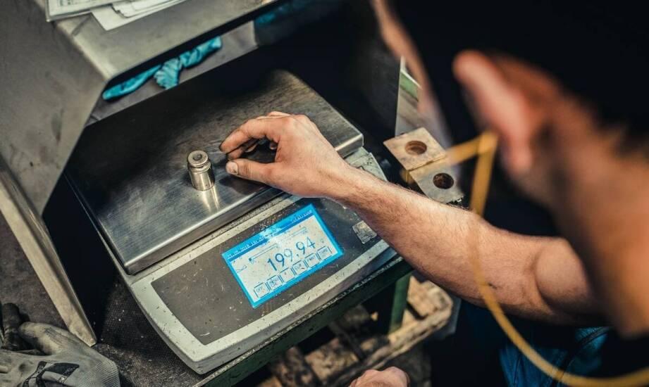 Proces ważenia elektronicznego sprzętu przy kliencie – jak to wygląda?