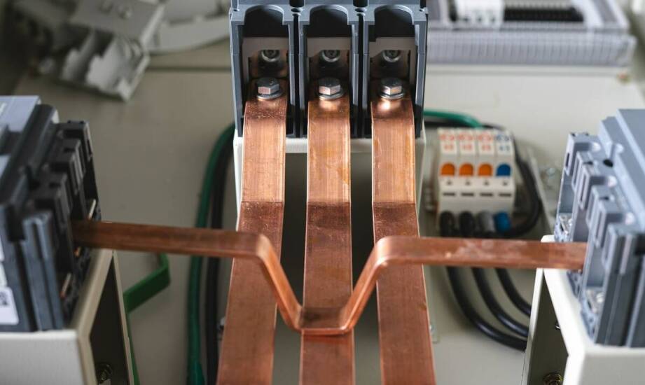 Jakie wyzwania mogą napotkać projektanci przy wdrażaniu pec-ta szyn?