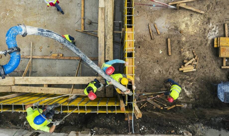 Jak bezpiecznie wykonać przyłącza z uzbrojeniem do budynków?