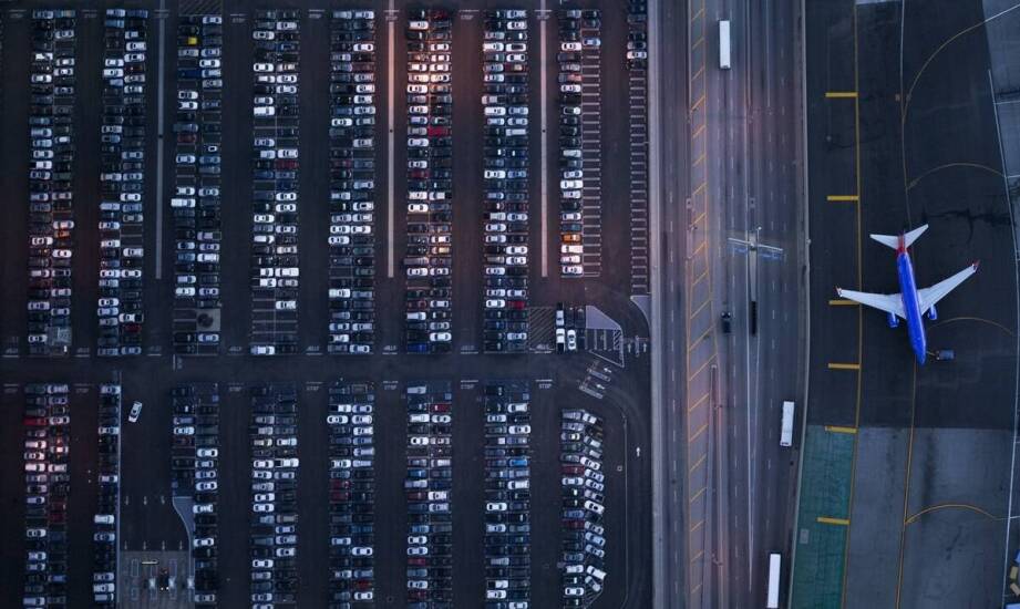 Zalety korzystania z monitorowanego parkingu przy lotnisku dla podróżnych amerykańskiej awionetki