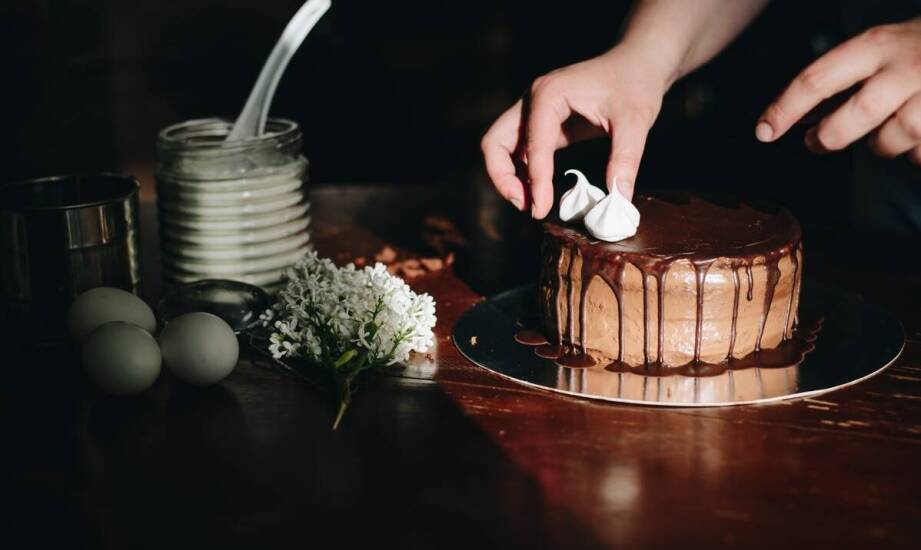 Beza na cieście w kontekście edukacji o marnotrawstwie żywności.