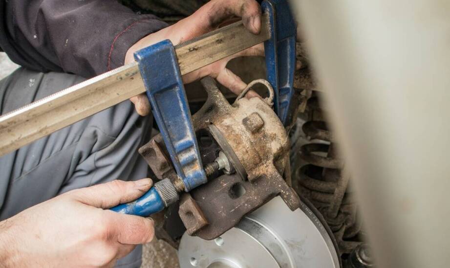 Jakie są najczęstsze problemy z układem hamulcowym w Fordzie F-Max i jak je rozwiązać?