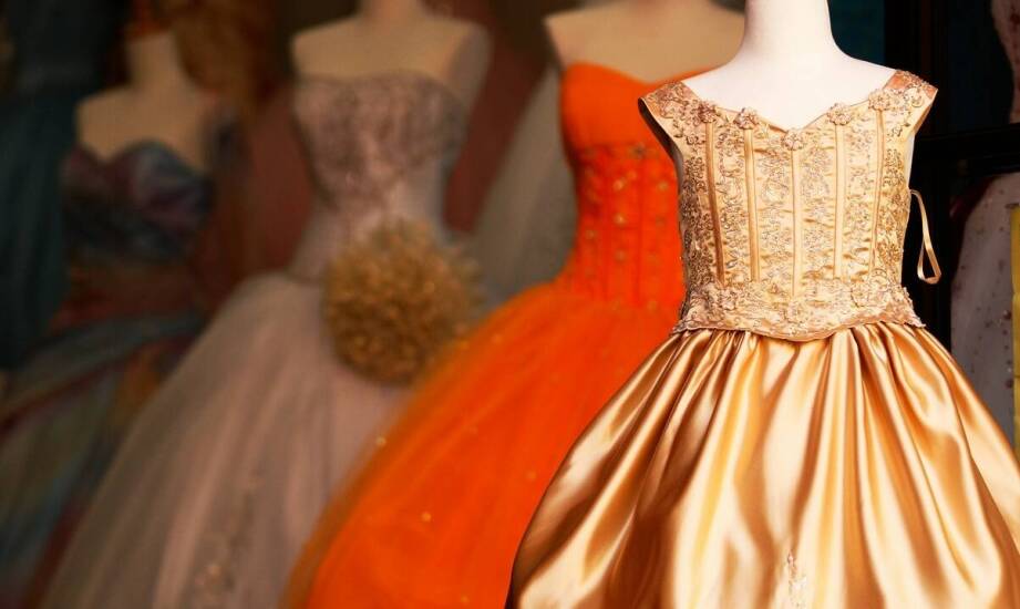 Praktyczny szal jako dodatek do wieczorowej sukni – jak wybrać idealny?