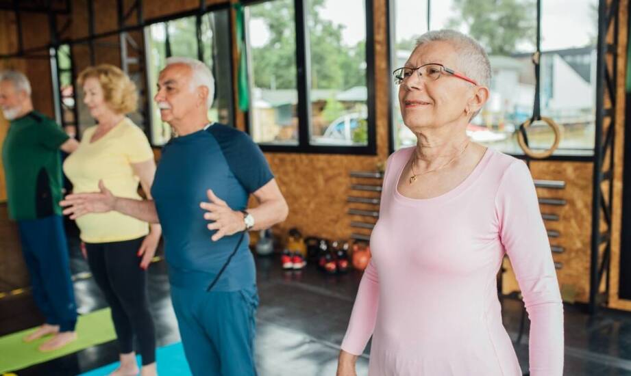 Rola fizycznej aktywności w domu spokojnej starości: jak wspiera zdrowie seniorów?