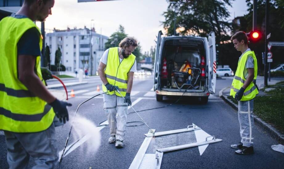 Jakie są kluczowe czynniki wpływające na efektywność malowania drogowych pasów?