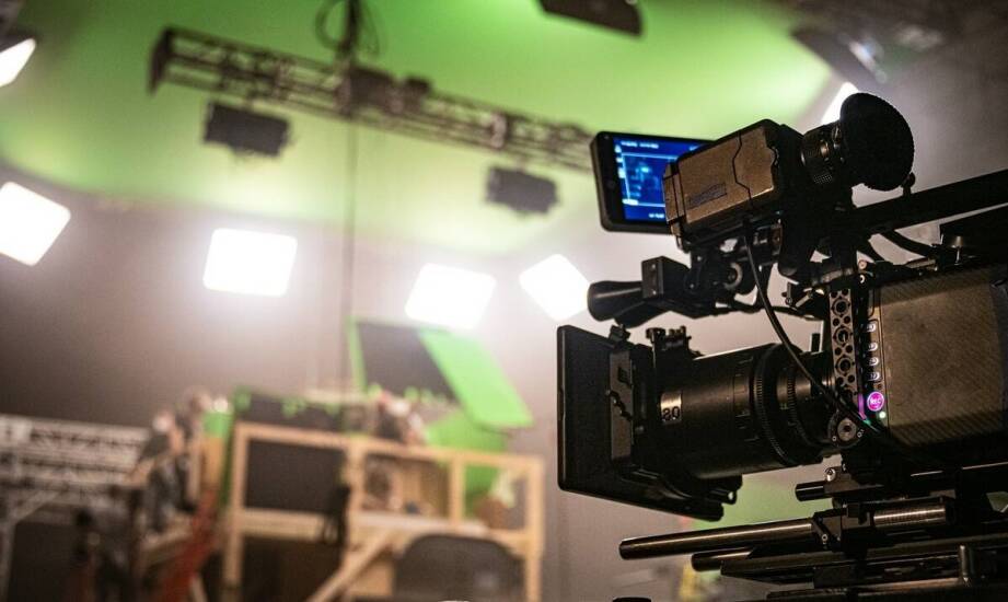 Jakie korzyści przynosi posiadanie siedziby do produkcji filmowej?