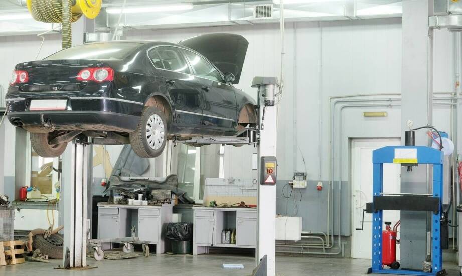 Podnośnik samochodowy własnej konstrukcji – jak wpływa na efektywność pracy w warsztacie?