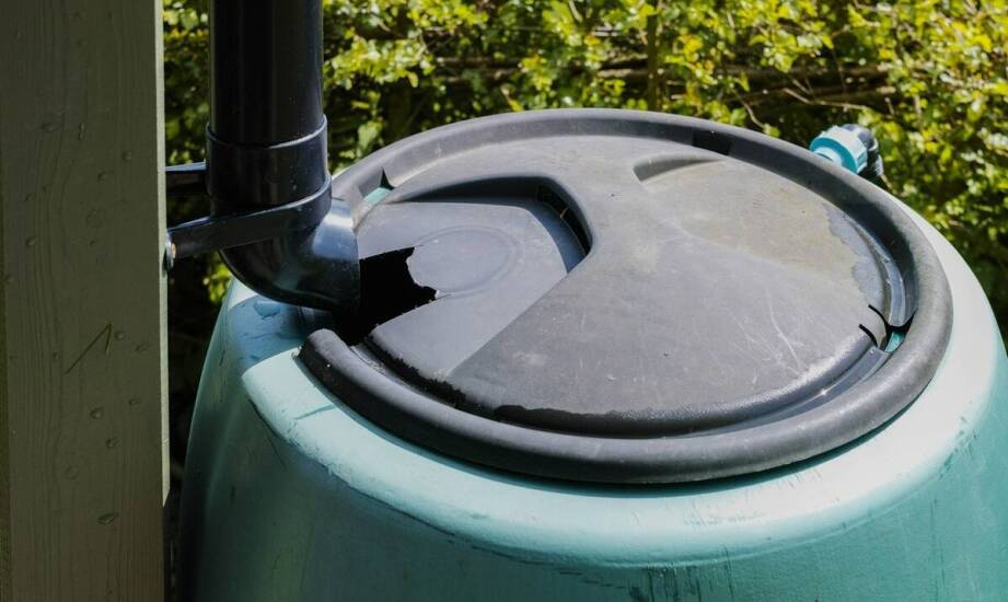 Jak wybrać odpowiedni zbiornik do deszczówki z uwzględnieniem awaryjnego przelewu?