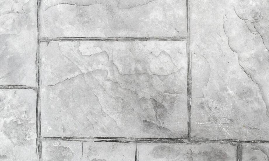 Czy posadzki z naturalnego kamienia są odporne na wilgoć i zabrudzenia?