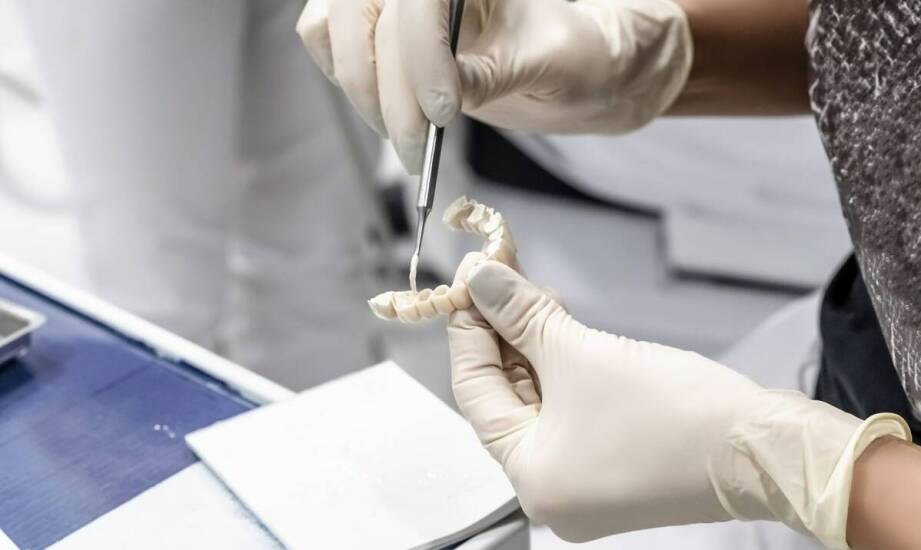 Zastosowanie celuloidowych pasków w nowoczesnych formówkach stomatologicznych