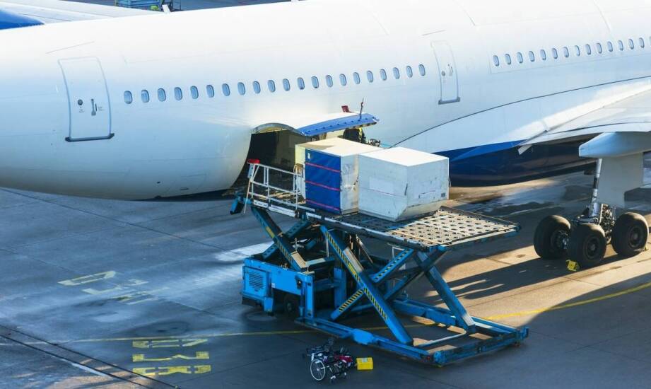 Jak zorganizować transfer z parkingu do terminala dla podróżujących amerykańską awionetką?