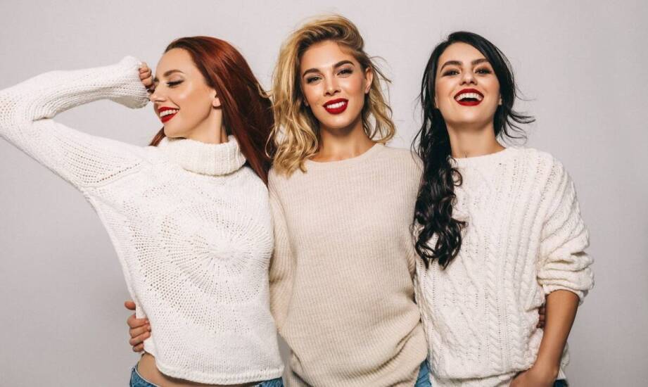 Dopasowane damskie swetry – jak je stylizować na różne okazje?