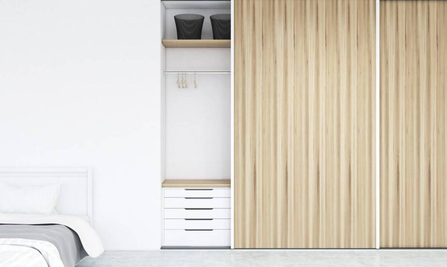 Jak okleiny na szafę mogą zmienić wygląd w sypialni?