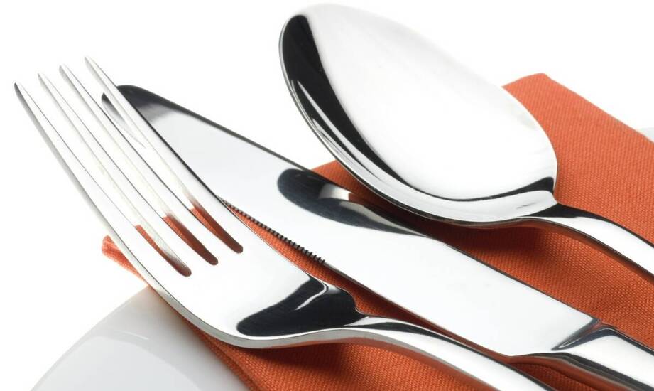 Zestaw sztućców w walizce – co powinien zawierać idealny zestaw?
