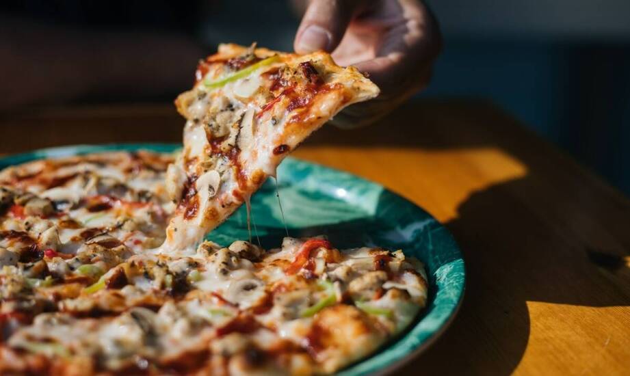 Historia pizzy stadionowej – jak powstał ten kulinarny fenomen?