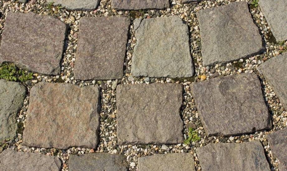 Świat kamienia: jak ozdobne kamienie wpływają na estetykę i funkcjonalność zewnętrznych przestrzeni?