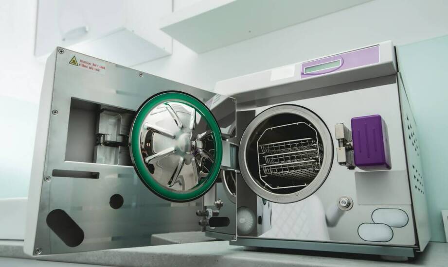 Jakie innowacyjne rozwiązania oferują współczesne pionowe autoklawy dla laboratoriów?