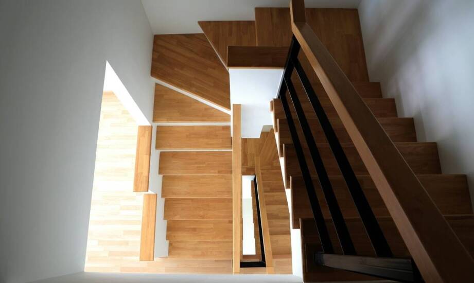 Akcesoria do schodów: co pasuje do dębowych schodów, a co do jesionowych schodów?