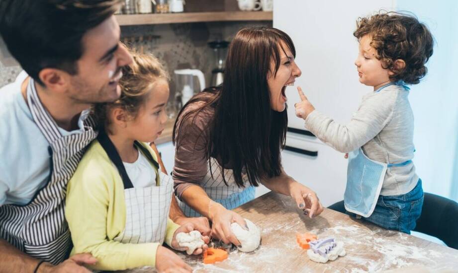 Pieczenie z rodziną: jak wspólne przygotowywanie wypieków buduje relacje?