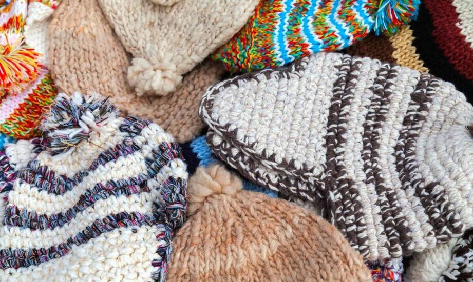 Stylowe i ciepłe czapki z pomponem dla chłopców – co warto wiedzieć?