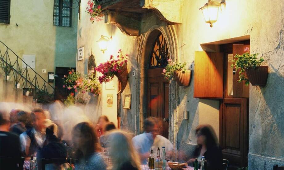 Jakie są dostępne opcje gastronomiczne w pobliżu apartamentu?