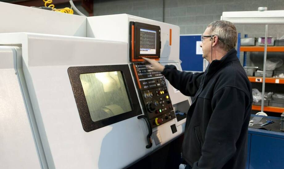 Techniczne doradztwo przy wyborze maszyn do obróbki szkła – kluczowe aspekty