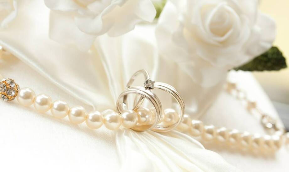 Biżuteria jako uzupełnienie ślubnej sukni na zamówienie – jak dokonać wyboru?