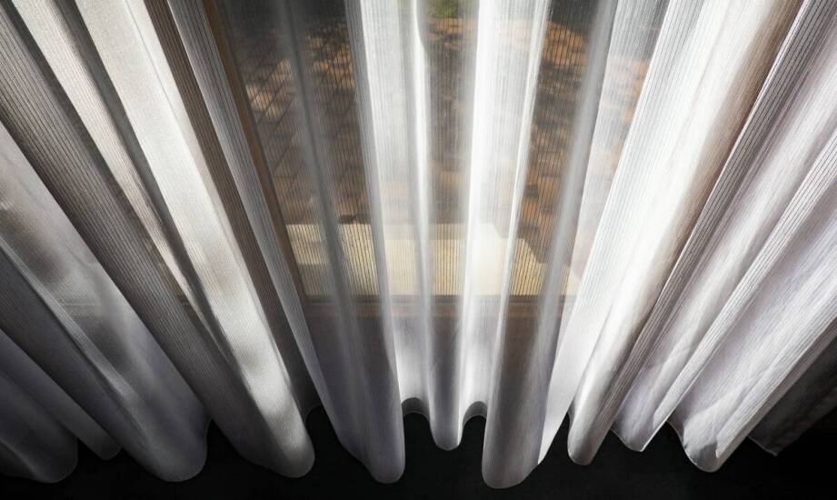 Firanka o wysokości 90 cm – jakie kolory najlepiej pasują do salonu?