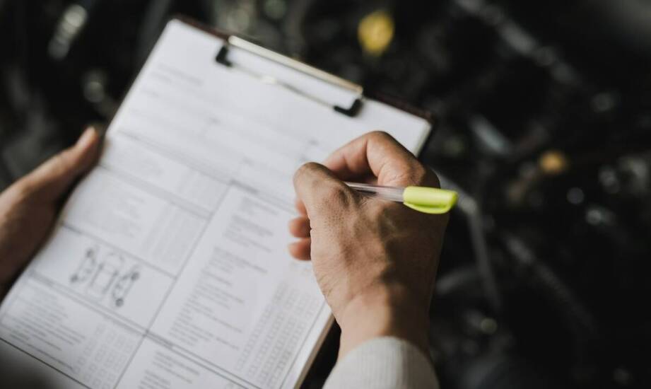 Jakie są najważniejsze elementy do sprawdzenia w historii serwisowej aut z Japonii?