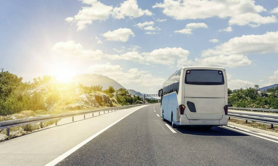 Wynajem autokaru do organizacji transportu na letnie i zimowe kolonie