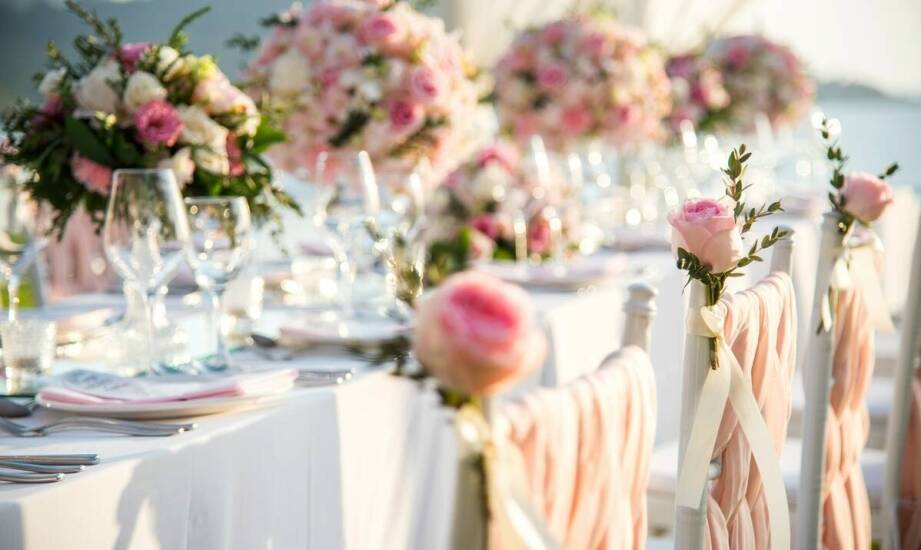 Jak przygotować bankietową salę na eleganckie plenerowe imprezy?