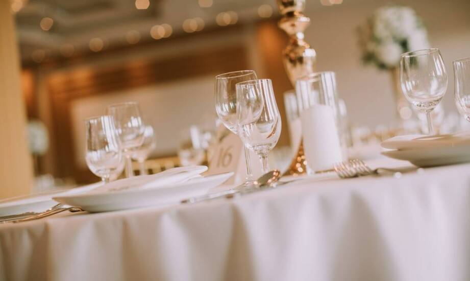 Jak sala bankietowa w Konstancinie Jeziornie może dostosować się do liczby gości?