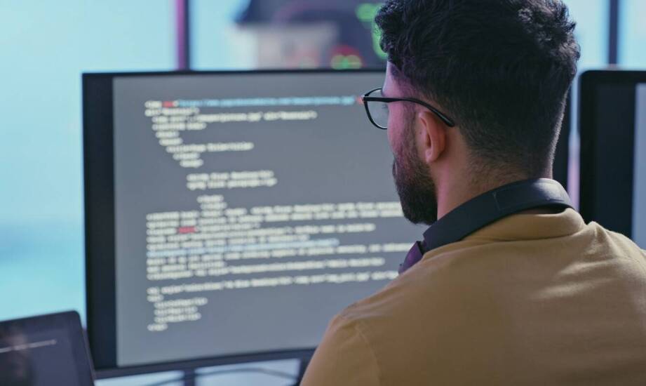 Jakie znaczenie ma tworzenie oprogramowania na zamówienie w automatyzacji procesów produkcyjnych?