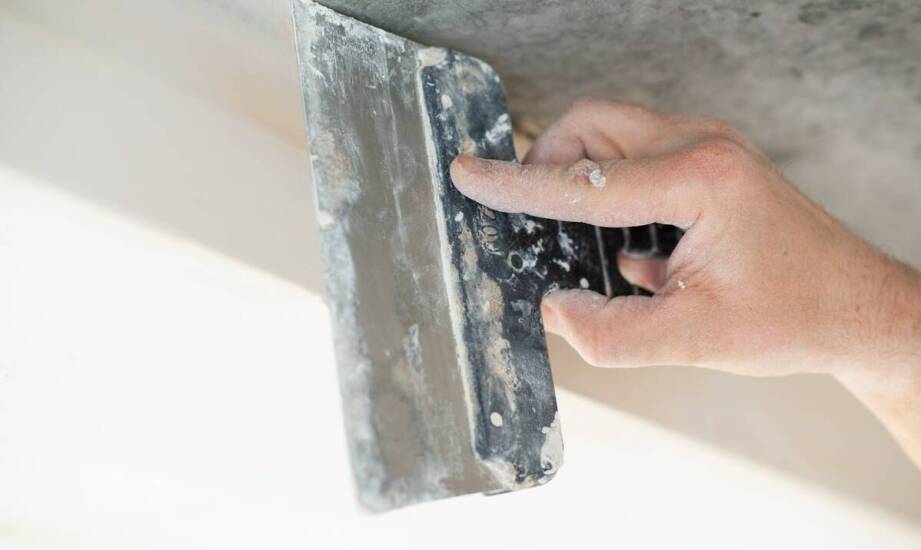 Tynkowanie i szpachlowanie – klucz do idealnie gładkich ścian.