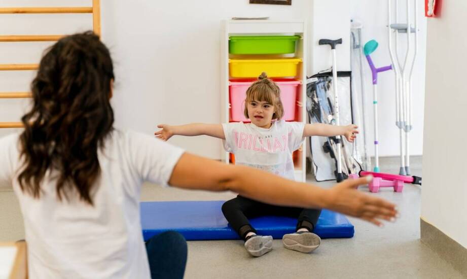 Jak terapia pierwotnych odruchów wpływa na rozwój dużej motoryki?