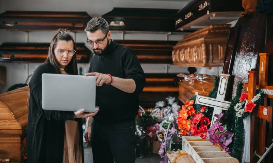 Jak zakład pogrzebowy pomaga w załatwieniu formalności związanych z pogrzebowym zasiłkiem?
