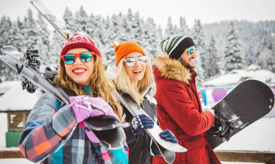 Różnice między amatorskimi a profesjonalnymi narciarskimi kurtkami – co wybrać?