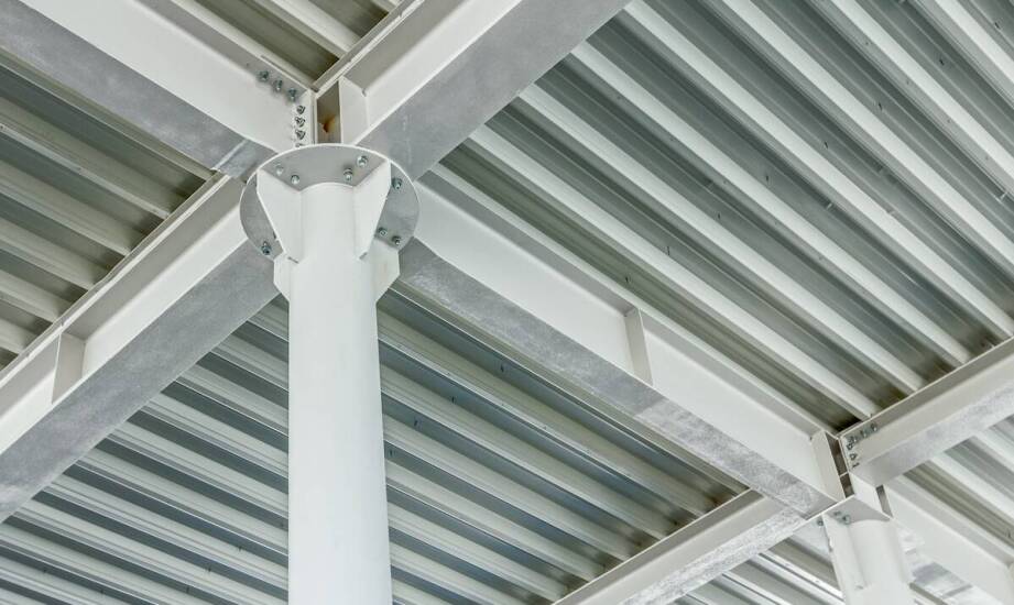 Jakie są zalety stalowych konstrukcji w kontekście odporności na warunki atmosferyczne?