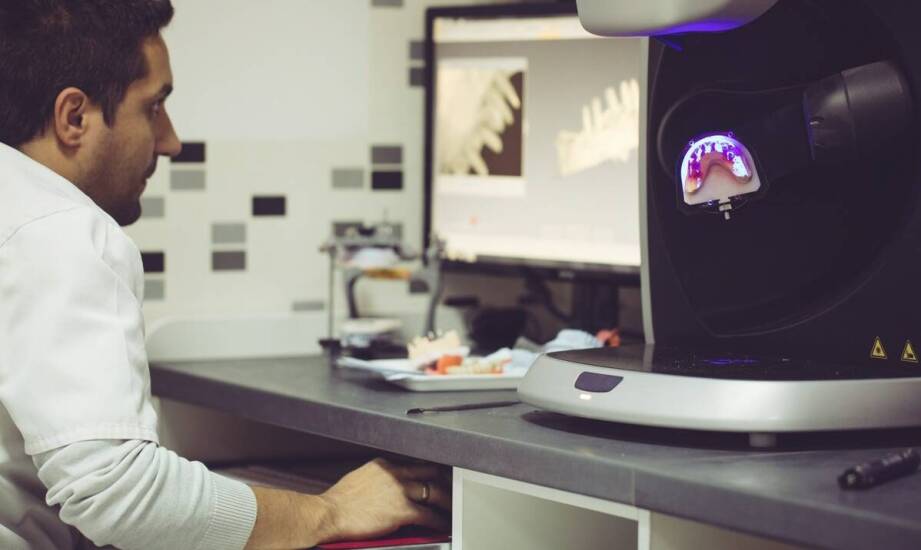 Jak protetyk w Rzeszowie wpływa na komfort użytkowania protez na implancie?