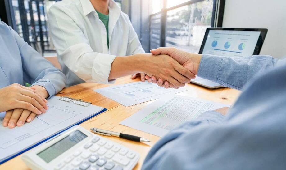 Jak zasady etyczne działania wpływają na strategię pozyskiwania klientów?