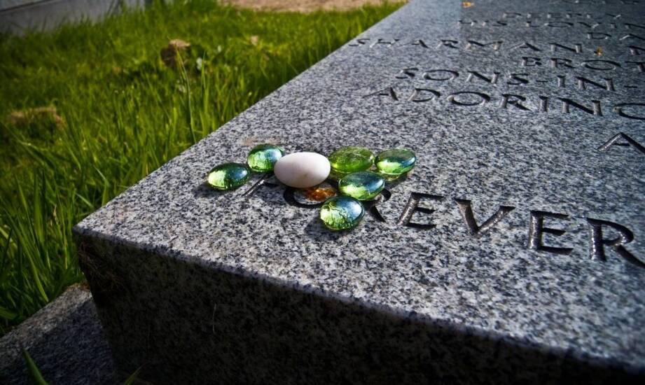 Jak technologia laserowa wpływa na jakość zdjęcia na szkle na cmentarzu?