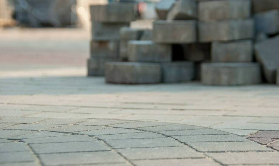 Różnorodność nieregularnych wzorów płyt chodnikowych w nowoczesnej architekturze