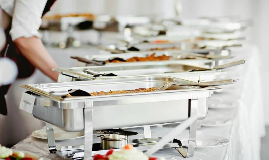 Catering na firmowe imprezy – co wyróżnia ofertę Adamek Catering?