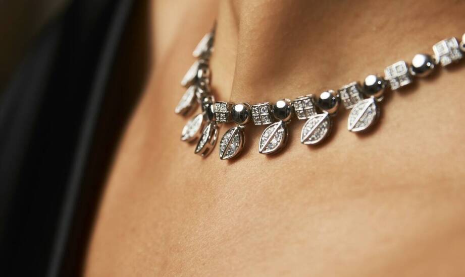 Jakie kolory i wzory dominują w naszyjnikach z chirurgicznej stali z koniczynką?