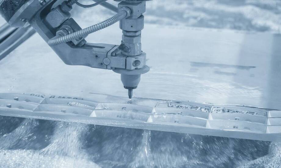 Docinanie plexi jako element procesu tworzenia innowacyjnych reklamowych rozwiązań