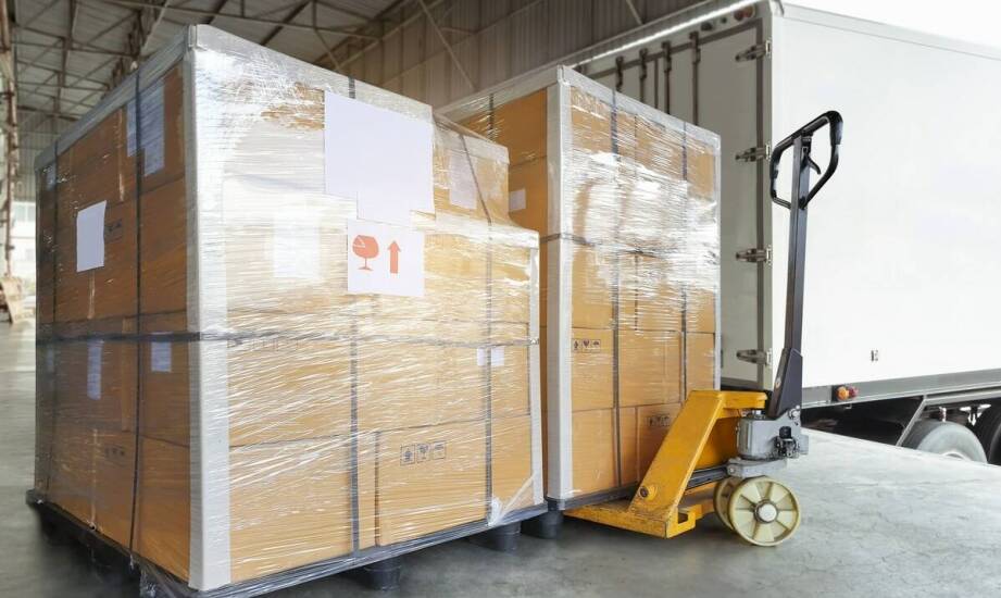 Wpływ folii stretch na bezpieczeństwo przesyłek w transporcie