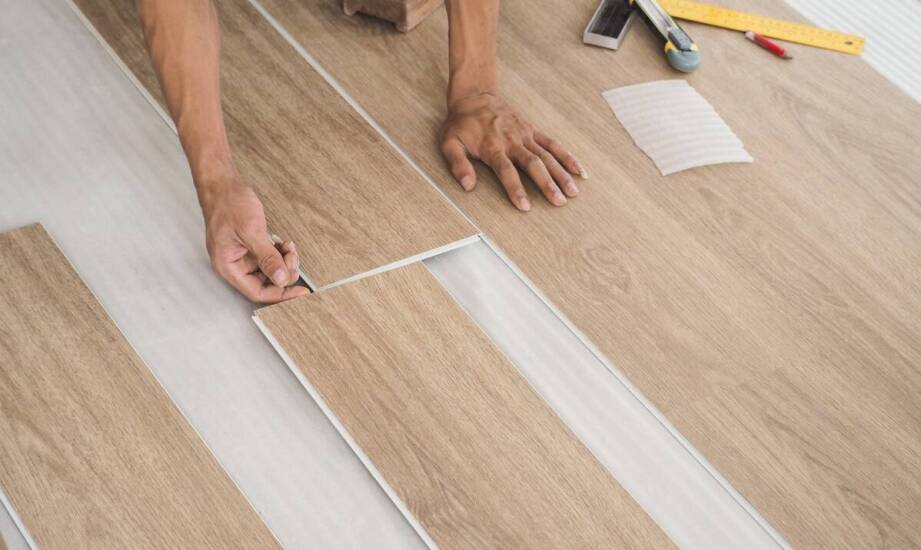 Montaż drewnianych podłóg – co warto wiedzieć przed zakupem?